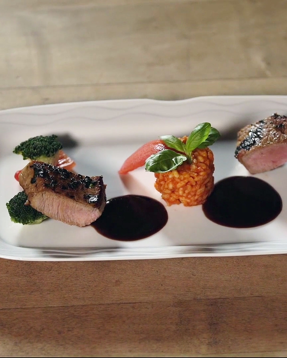 Kalbshüfte mit Tomatenrisotto und Brokkoli – kalbfleisch.de Kalbshüfte mit Tomatenrisotto und Brokkoli – kalbfleisch.de